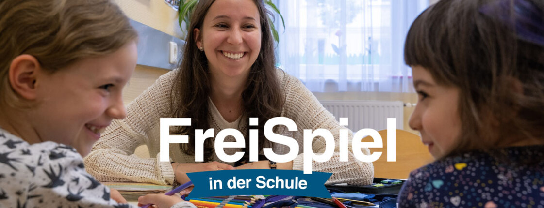 Freiwillige sitzt mit zwei Kindern am Tisch und begleitet sie beim Malen und Schreiben